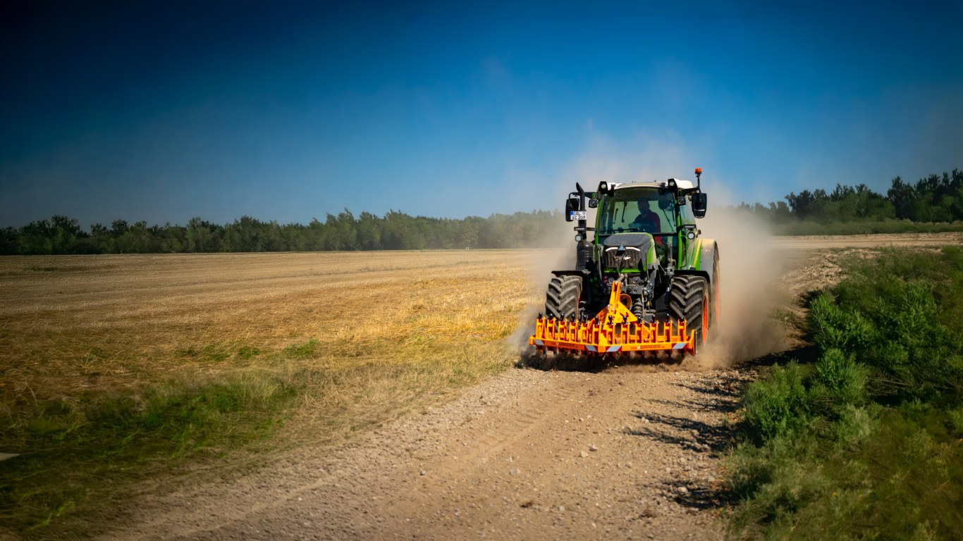 VGrader-Traktor mit Aufreißer V12 auf dem Feldweg