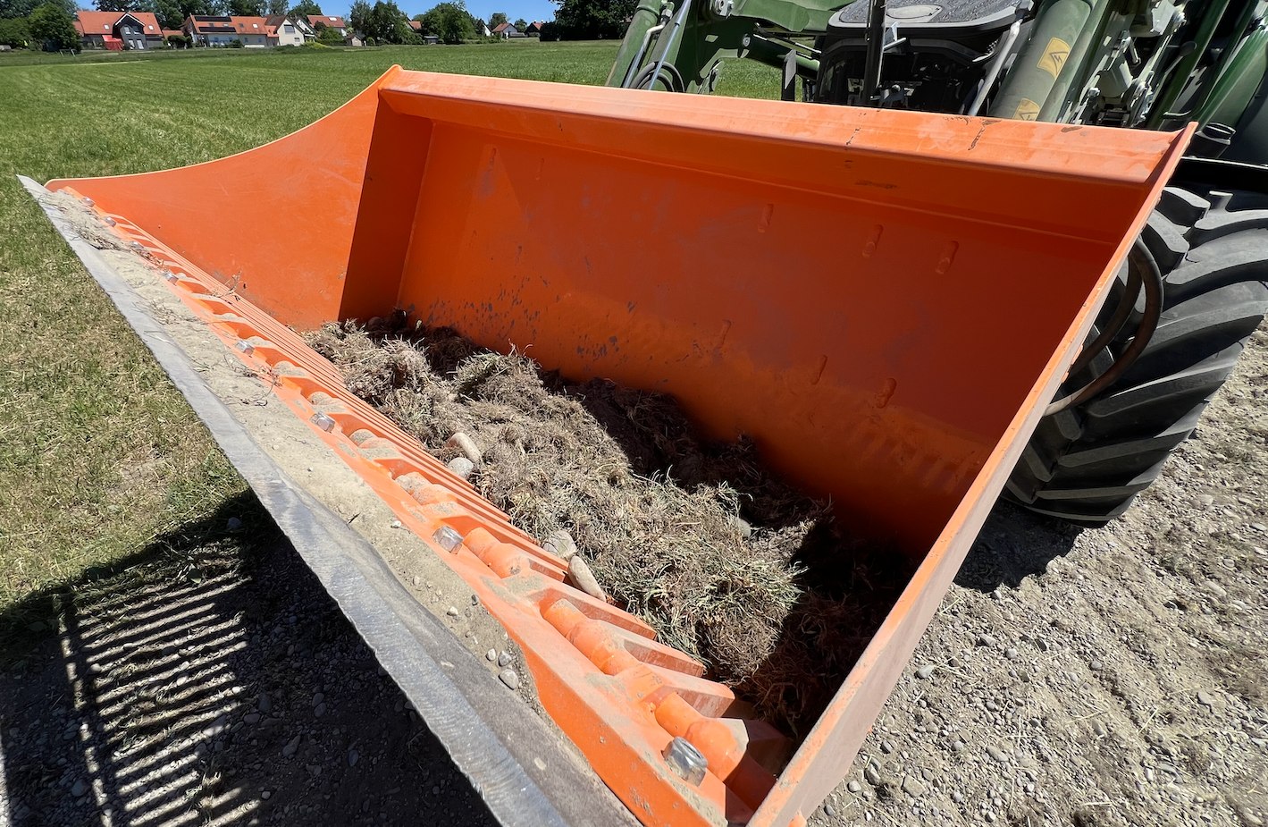 SiebMaster VGS 160 mit ausgesiebtem Humus und Bewuchs